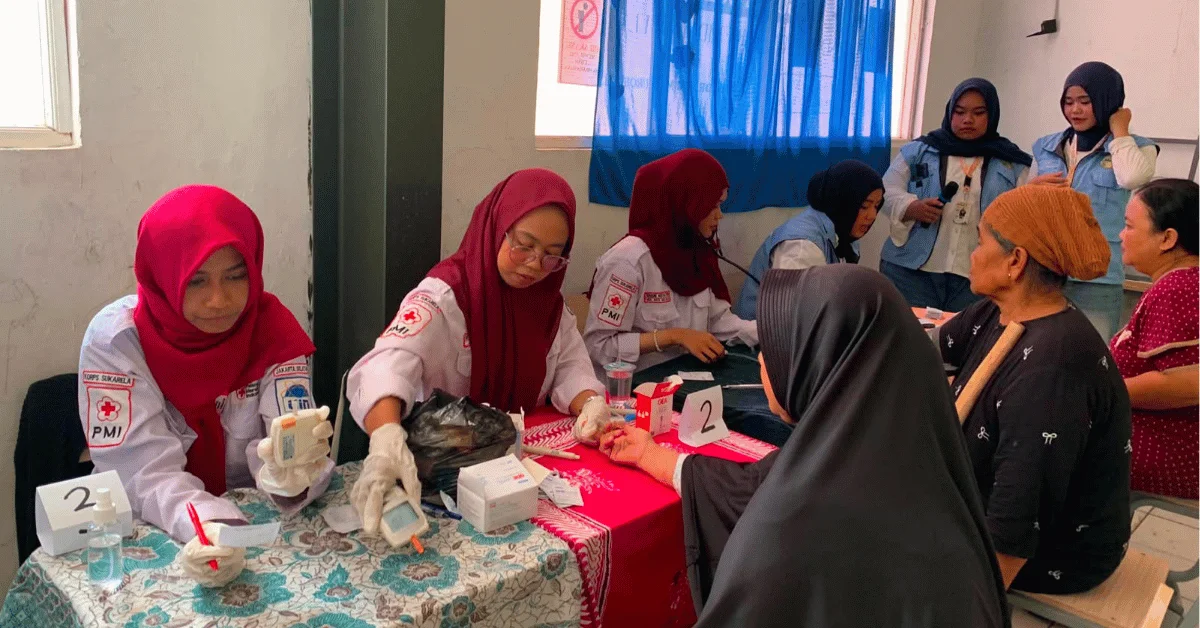 KKN 217 Arkavana UIN Jakarta Gelar Cek Kesehatan Gratis untuk 80 Lansia di Desa Bangunjaya