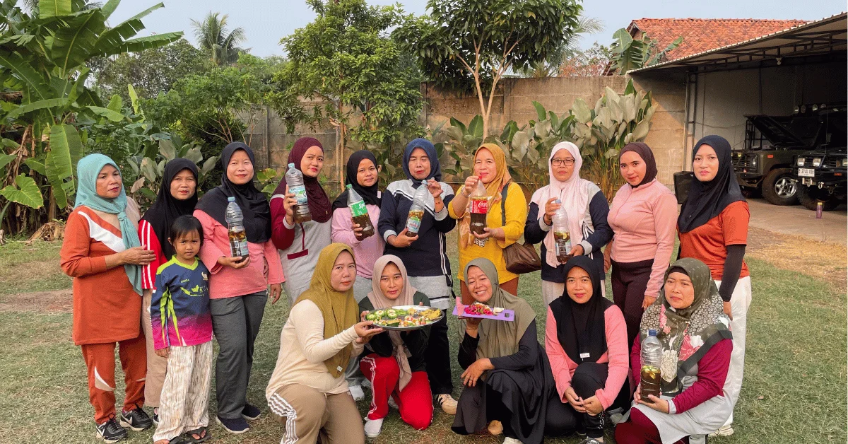 Mengolah Sampah Sisa Organik Menjadi Eco-Enzyme, KKN 227 Prakawira Ajak Ibu-Ibu PKK dan Posyandu Desa Cikuda Praktik Bersama