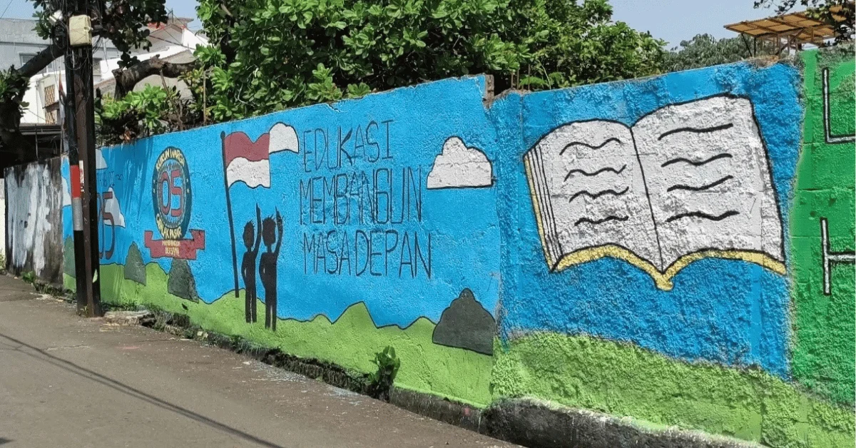 KKN 129 Dhirasena UIN Jakarta Hadirkan “Mural Jejak Karya” di Cisalak Pasar