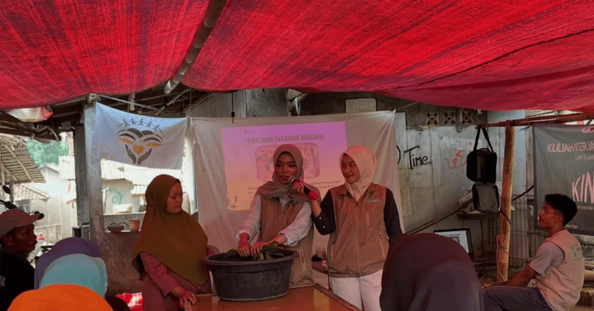Dorong Pertanian Berkelanjutan, KKN Kindara 320 Edukasi Warga Kiarasari tentang Ecoenzim dan Biosaka