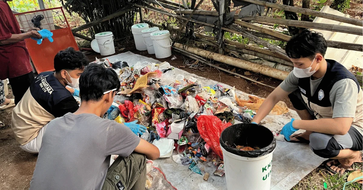 Dari Polusi Menjadi Solusi, KKN 178 UIN Jakarta Sulap Limbah Jadi Berkah Warga Cidokom