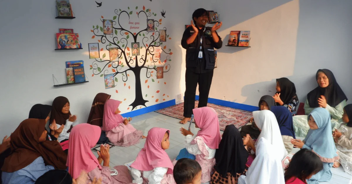 Bantu Fasilitas Pendidikan Desa, KKN UIN Jakarta Sulap Sudut Masjid Jadi Pojok Literasi di Leuwisadeng
