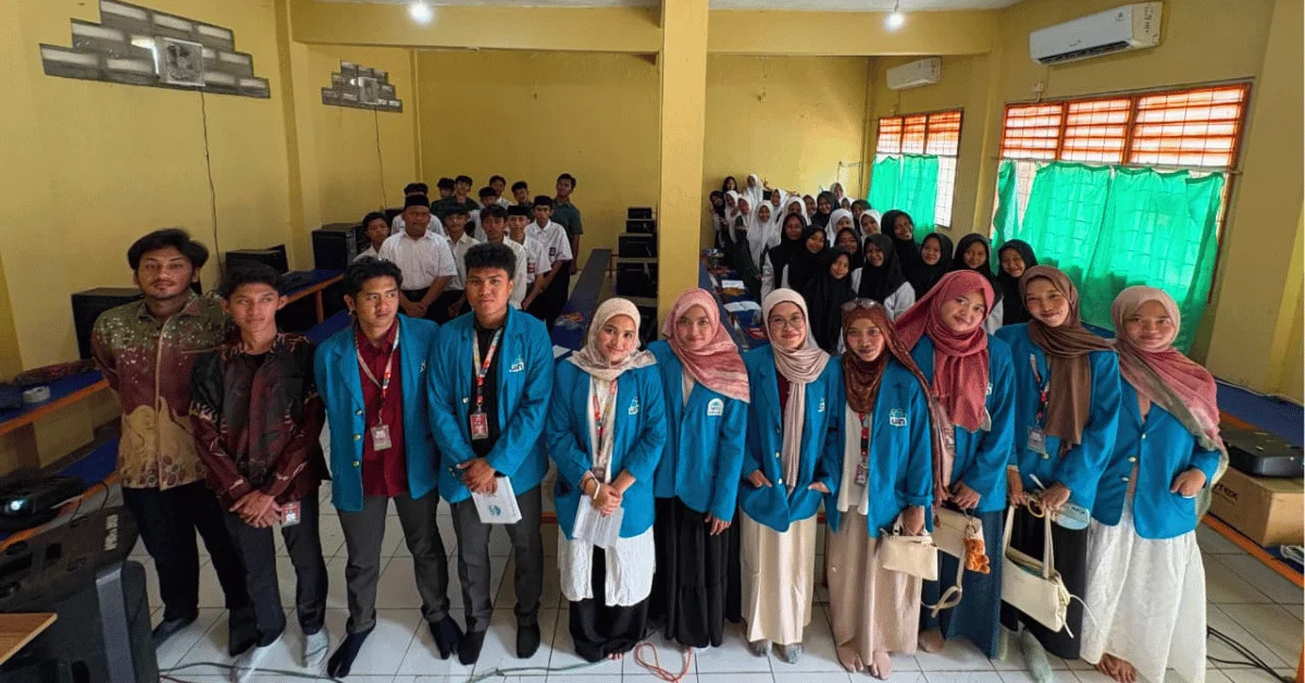 KKN 266 Nexavara UIN Jakarta Sosialisasikan Etika Bermedia Sosial di Pondok Pesantren Modern Al-Hikmah
