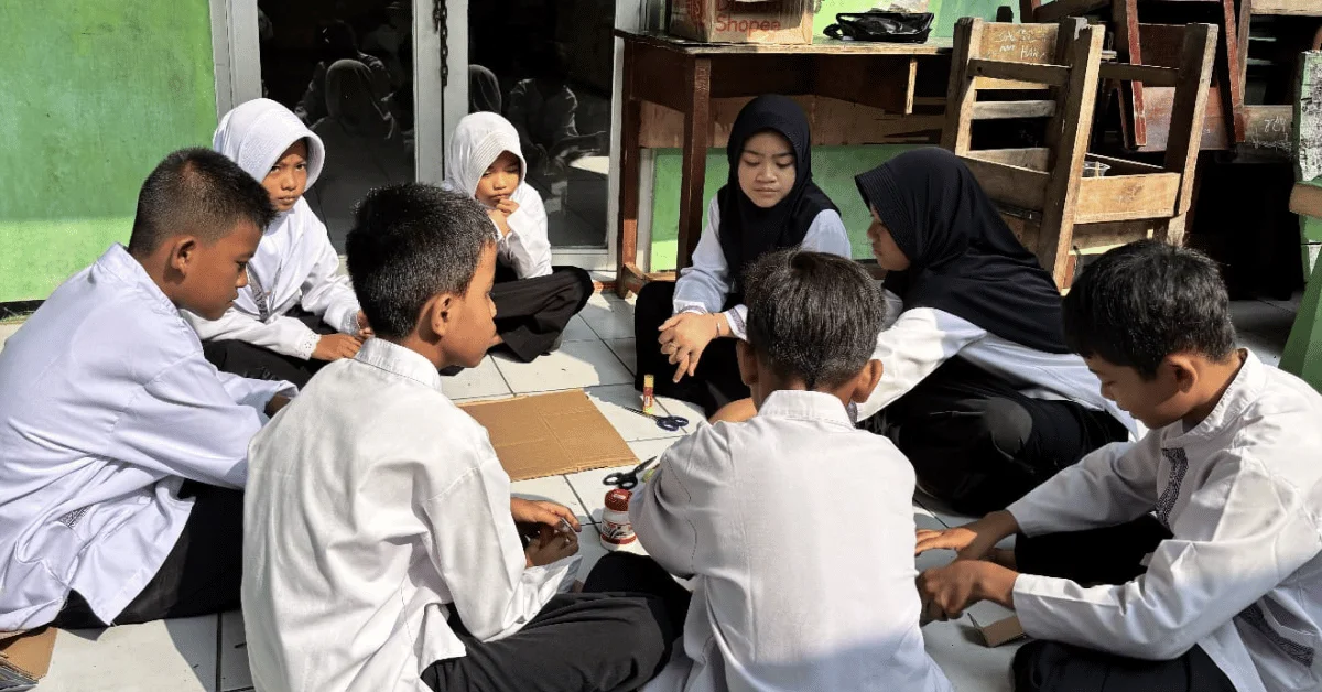 KKN Karuna Bhumi 240 UIN Jakarta Ajak Siswa SDN Cihuni III Belajar Sains melalui Simulasi Gunung Meletus