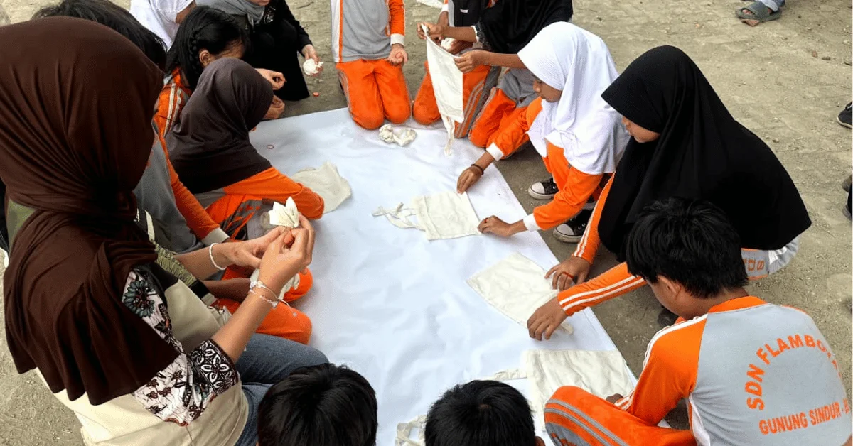 KKN 175 Adhikara Bhakti UIN Jakarta Kenalkan Batik Jumputan kepada Siswa SDN Flamboyan