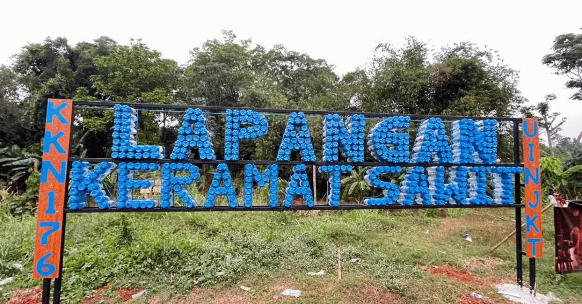 KKN 176 Loka Samgraha Manfaatkan Sampah Plastik Jadi Ecobrick untuk Percantik Lapangan Keramat Sawit