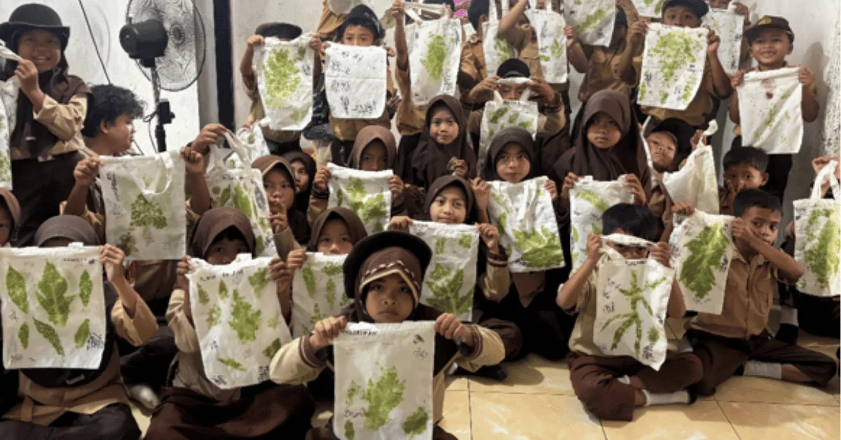 Berkarya dengan Bahan Alami, KKN Kindara 320 UIN Jakarta Kenalkan Ecoprint kepada Siswa MI Al-Amanah Ciparahu