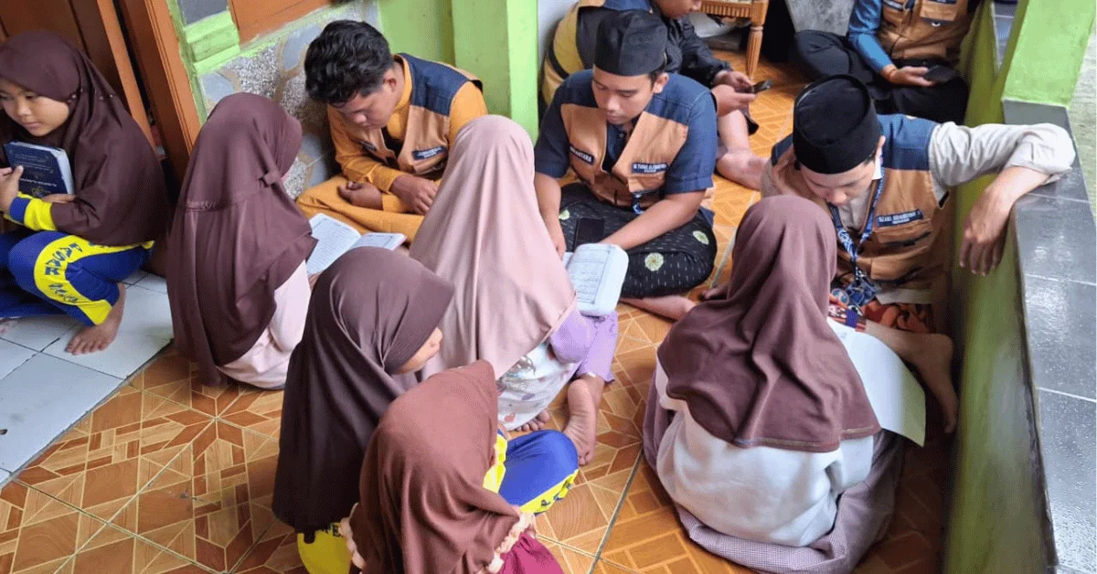 KKN 195 Nirantara UIN Jakarta Hadirkan “Lentera Qur’ani”, Dampingi Anak-anak Belajar Al-Qur’an dan Iqra