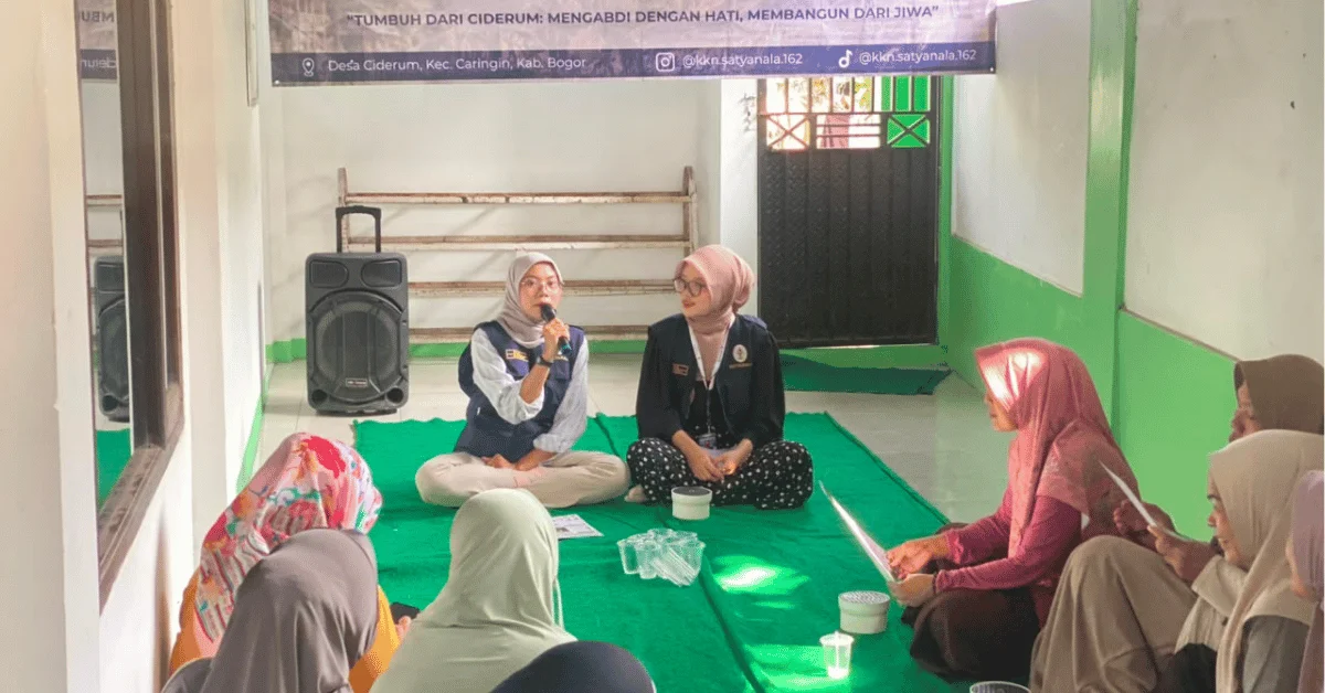 Dari Sampah Rumah Tangga Menjadi Pupuk Kompos, KKN Satyanala 162 UIN Jakarta Ajak Ibu-Ibu Ciderum Praktik Langsung Membuat Biopori