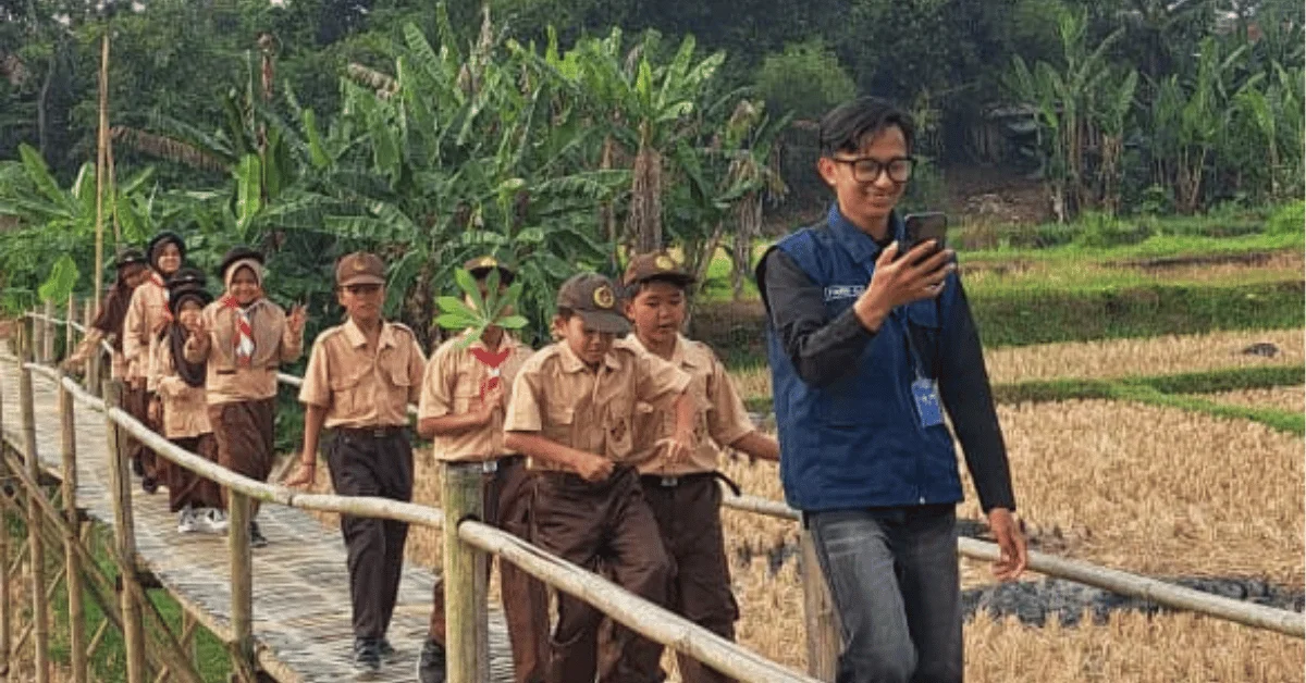 Tanamkan Jiwa Kemandirian, KKN 309 Revolusioner UIN Jakarta Dampingi Kegiatan Kepramukaan Tracking Outdoor Study di SDN Kalapadua 02