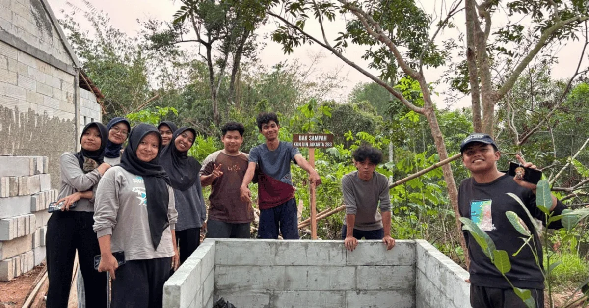 KKN 283 Nouvelle Vie UIN Jakarta Bangun Bak Sampah untuk Dukung Kebersihan Desa Sukamanah
