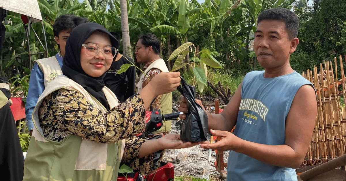 KKN 263 Sakawana UIN Jakarta Bagikan dan Tanam Bibit Tanaman dalam Peringatan HUT RI ke-81
