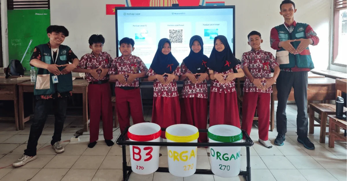 Cegah Sampah Tercampur, KKN 270 Sangha Abhipraya UIN Jakarta Latih Siswa Kenali Sampah Organik hingga B3