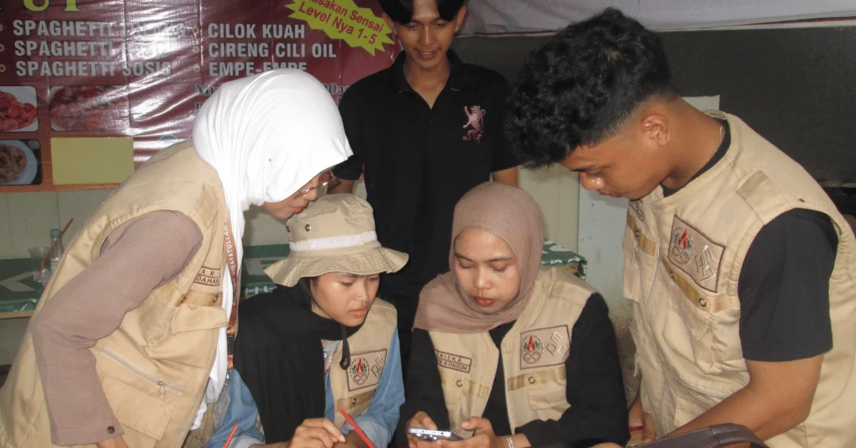 KKN Karuna Bhumi 240 UIN Jakarta Dampingi UMKM Desa Cihuni Go Digital