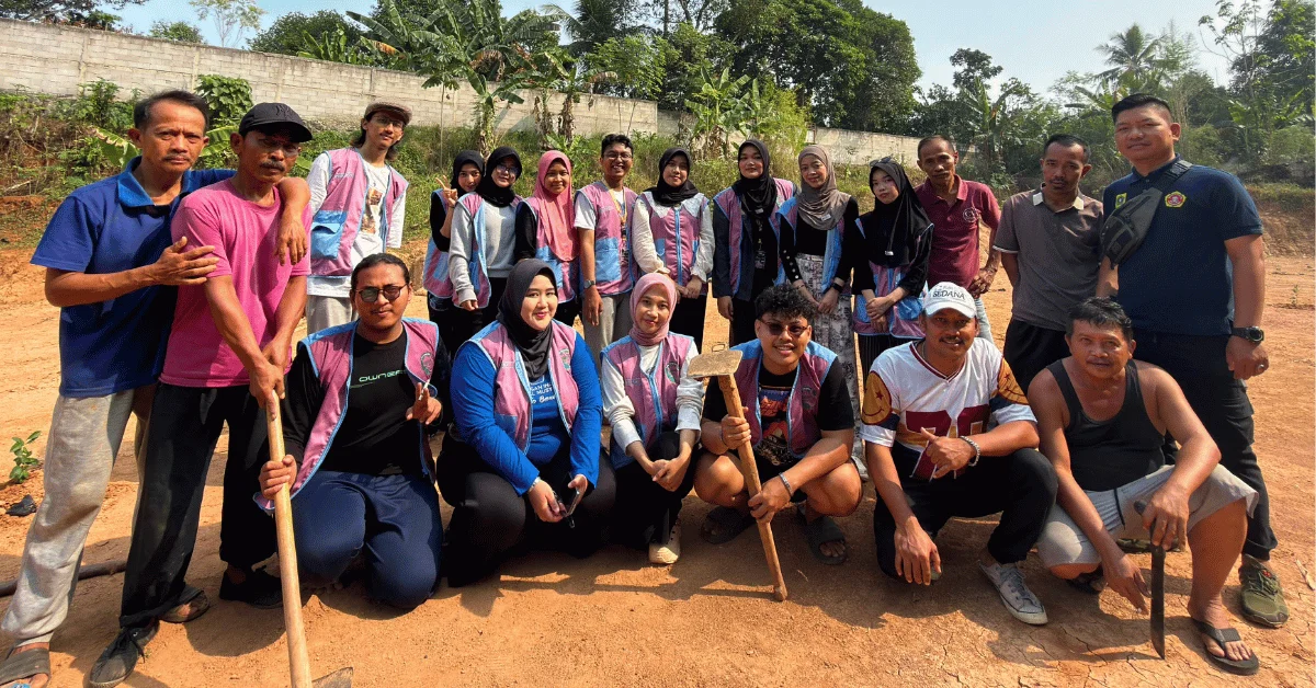 KKN Kelompok 176 UIN Jakarta Tanam 200 Bibit Pohon di Desa Cibadung melalui Program PENBIPO
