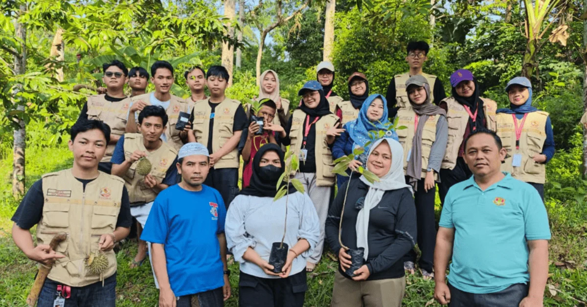 KKN 165 Sigma UIN Jakarta Hadirkan Manfaat Ekologis dan Ekonomi lewat Penanaman Pohon