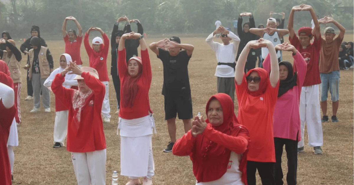 Sehat dan Ceria Bersama, KKN SEVARDHANA UIN Jakarta Gelar Senam Terapi Bersama Sekolah Lansia