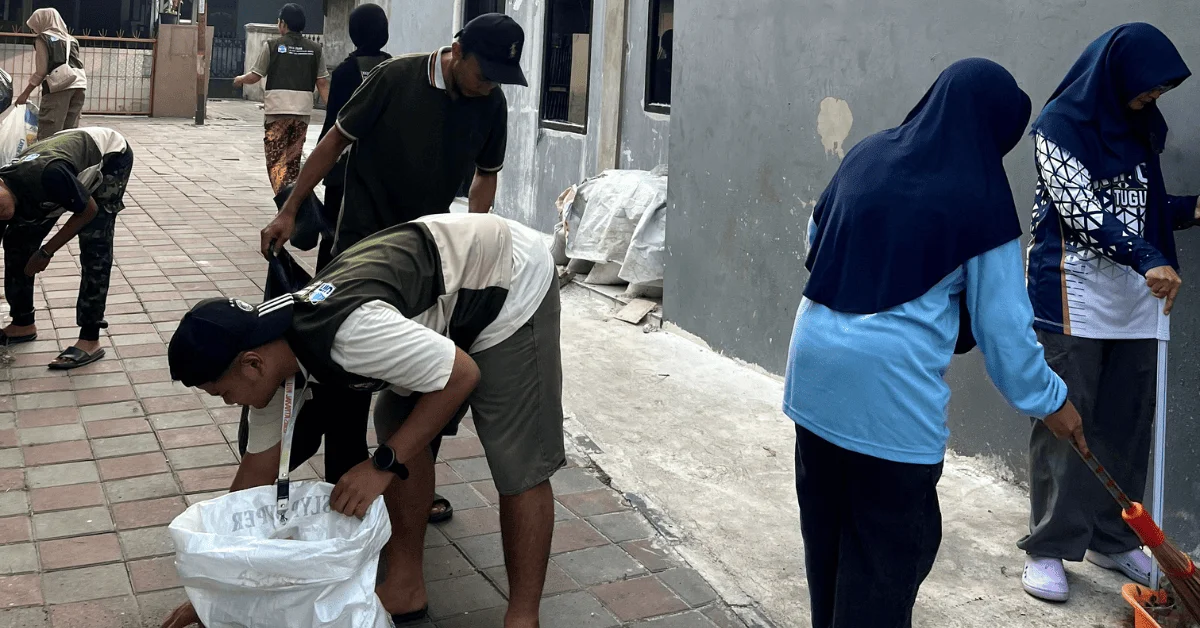 Jaga Lingkungan, KKN ACENDRA UIN Jakarta Turut Semarakkan Operasi Bersih-Bersih di Kelurahan Tugu