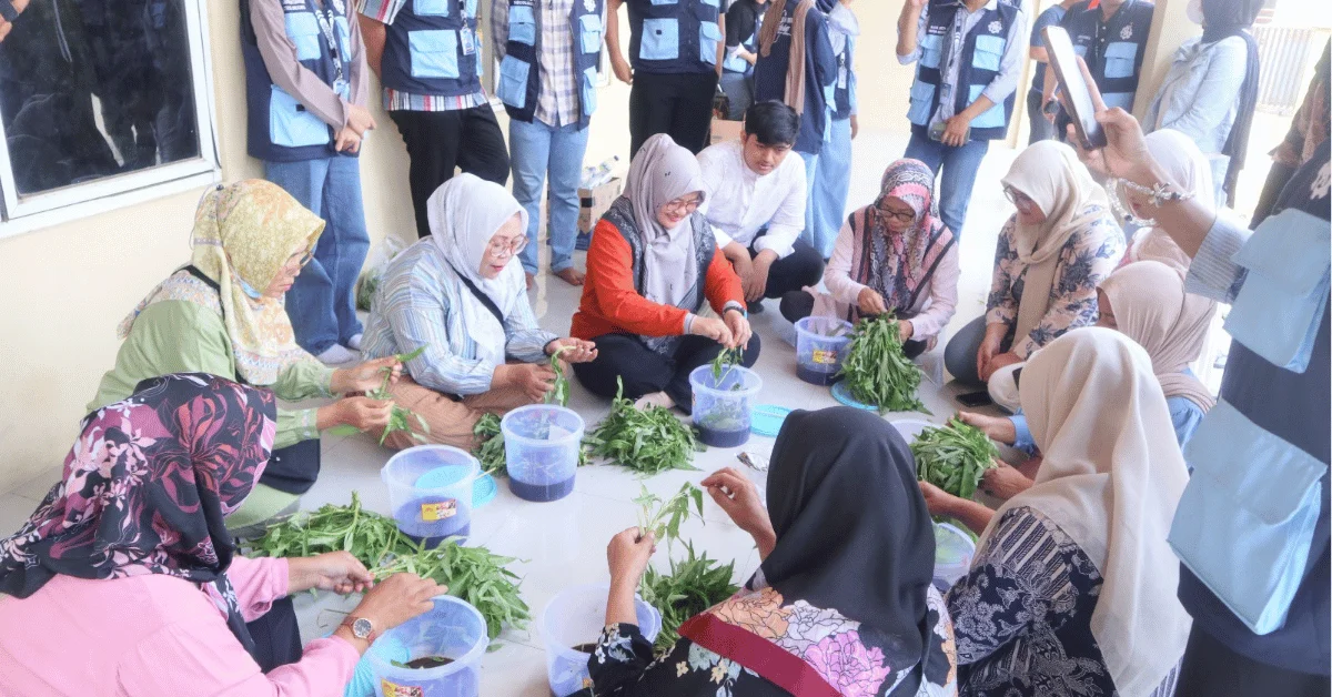 KKN Kelompok 302 Vektara UIN Jakarta Gelar Edukasi Ecoenzyme dan Biosaka di Desa Margasari