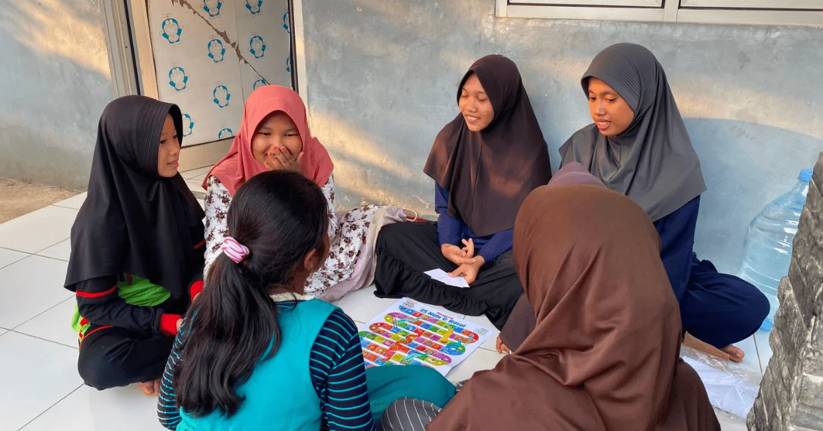 Ular Tangga Edukatif Jadi Jembatan Dakwah, Delegasi UIN Jakarta Hadirkan Pembelajaran Menyenangkan di Desa Penutuk