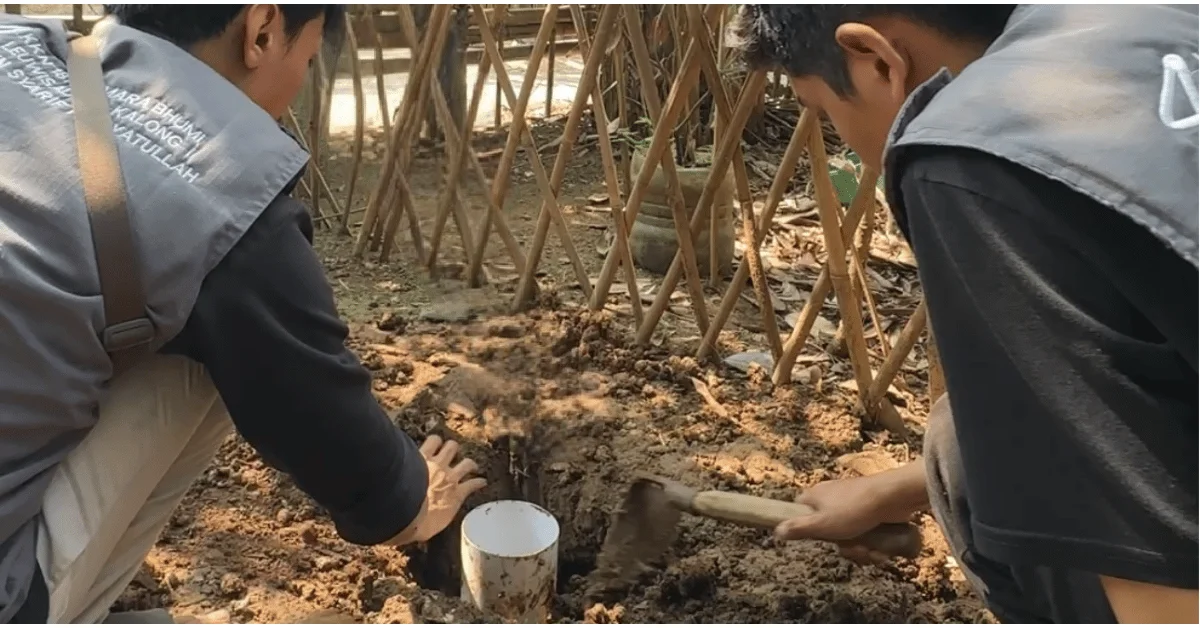 KKN Samara Bhumi 187 UIN Jakarta Ajak Warga Kalong 1 Manfaatkan Sampah Organik melalui Lubang Biopori