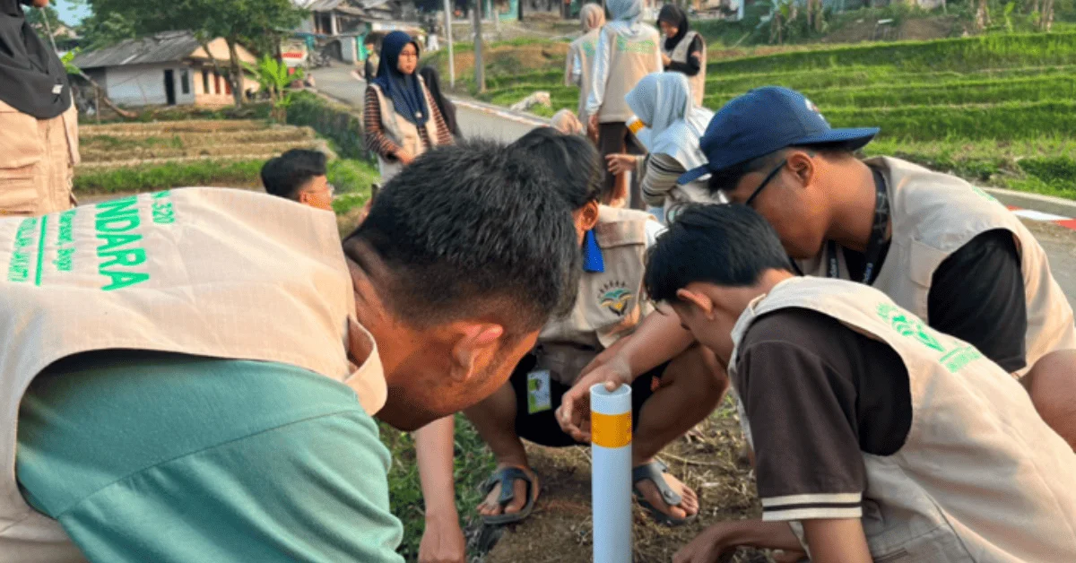 Dukung Keselamatan Pengguna Jalan, KKN Kindara 320 Pasang Reflektor di Kampung Ciparahu