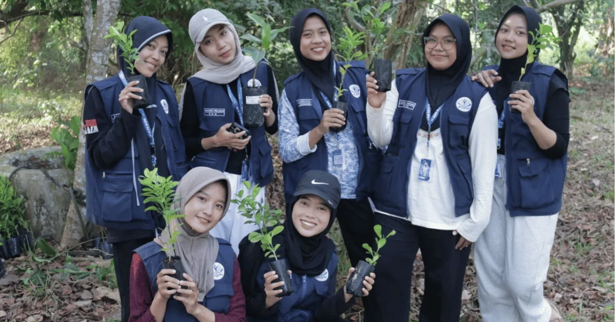 Wujudkan Desa Hijau, KKN 236 Sativawangi UIN Jakarta Tanam Bibit Pohon di Desa Mekarwangi