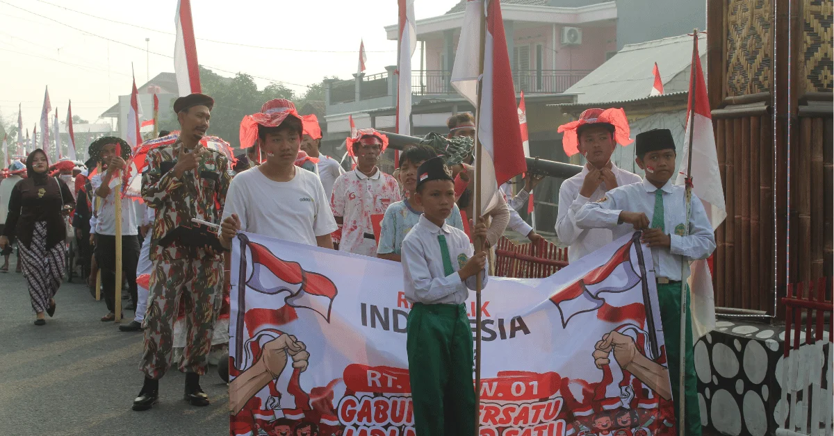 KKN 264 SVADAYA UIN Jakarta Inisiasi Karnaval 17 Agustus, Libatkan 1.000 Warga Desa Kayu Bongkok