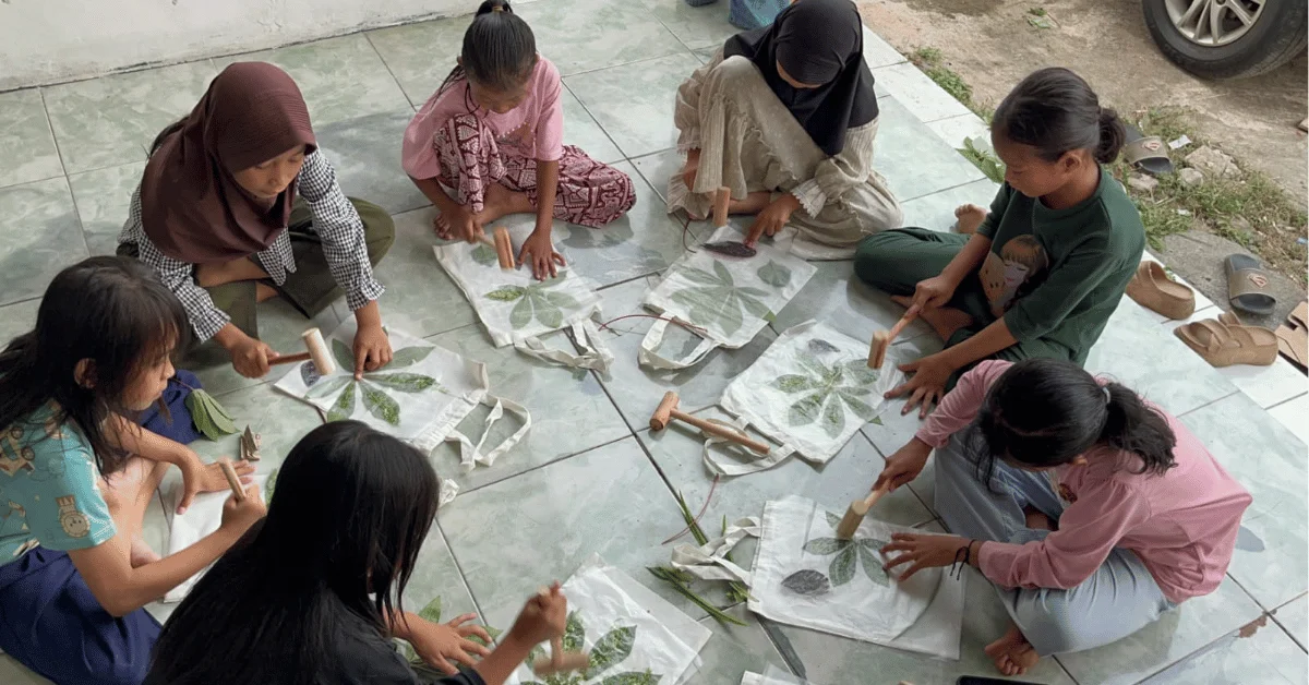 KKN Navakarya 252 UIN Jakarta Kenalkan Ecoprint kepada Anak-Anak Desa Rancagong