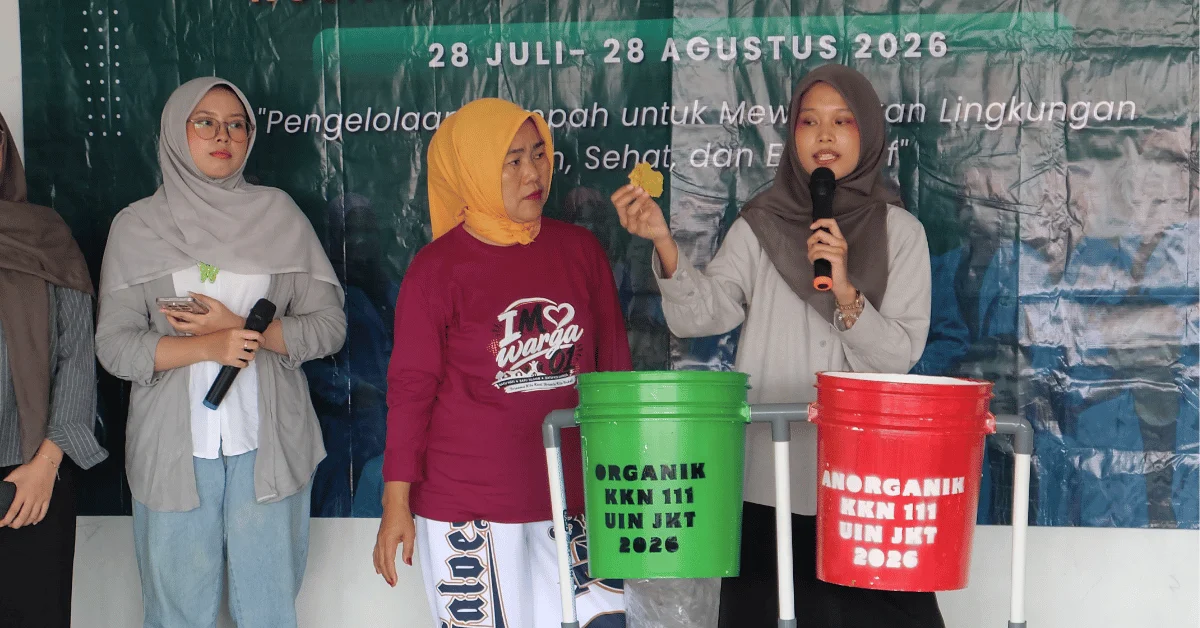 KKN 111 Arthanesha UIN Jakarta Ajak Warga Pisangan Ubah Sampah Organik Jadi Eco Enzyme