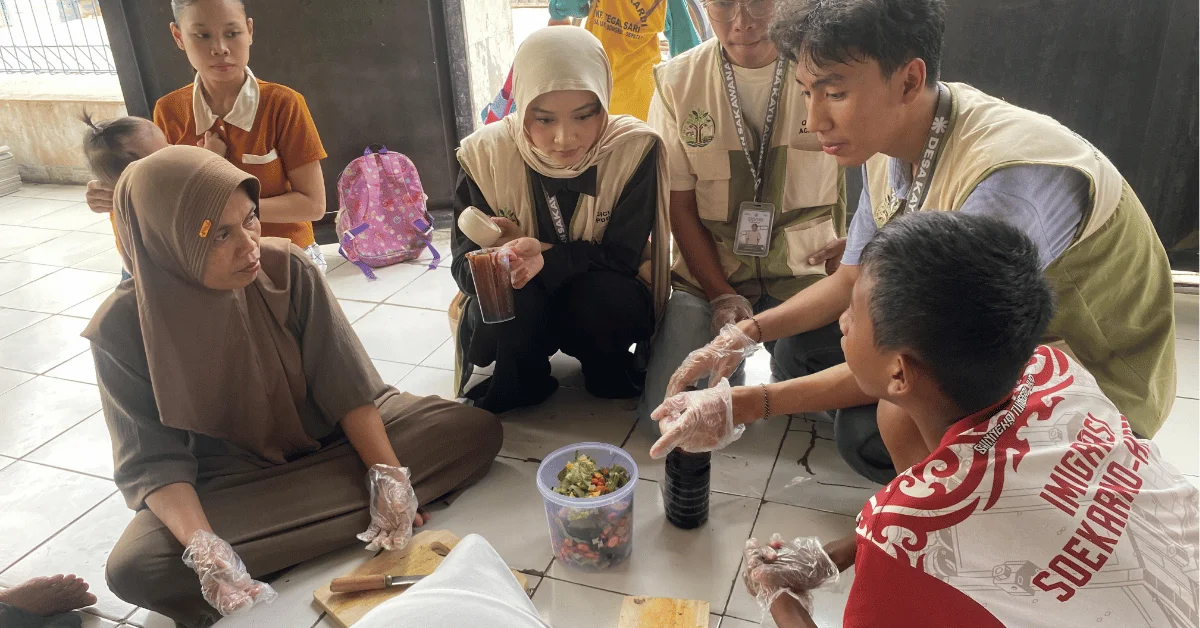 KKN 263 Sakawana UIN Jakarta Edukasi Kader PKK GSS melalui Praktik Pembuatan Eco-Enzyme dan Pupuk Kompos
