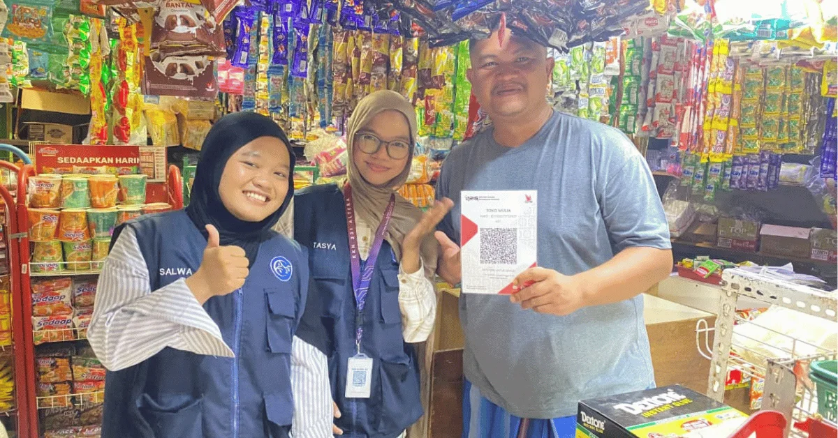 Dorong Digitalisasi Transaksi UMKM, KKN 231 Altera UIN Jakarta Dampingi Pelaku Usaha Buat QRIS di Desa Cimayang
