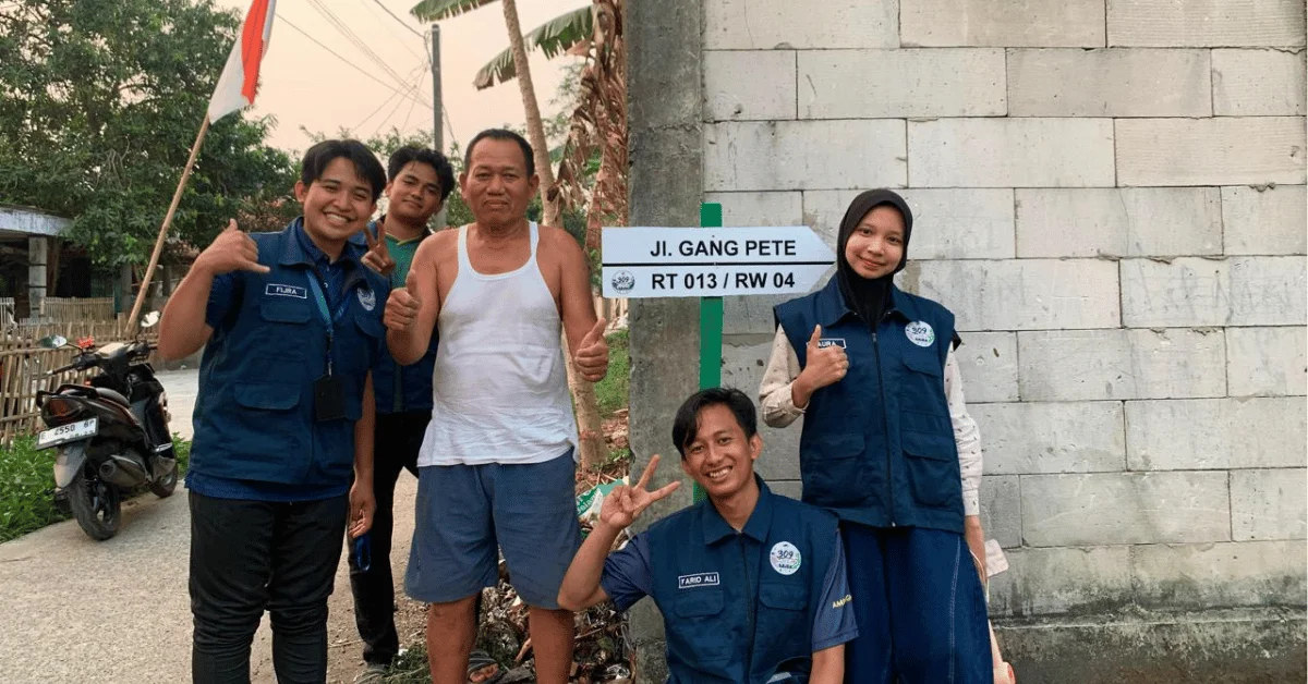 KKN 309 UIN Jakarta Pasang Plang Jalan, Dukung Penataan dan Identitas Wilayah Desa Tegalsari