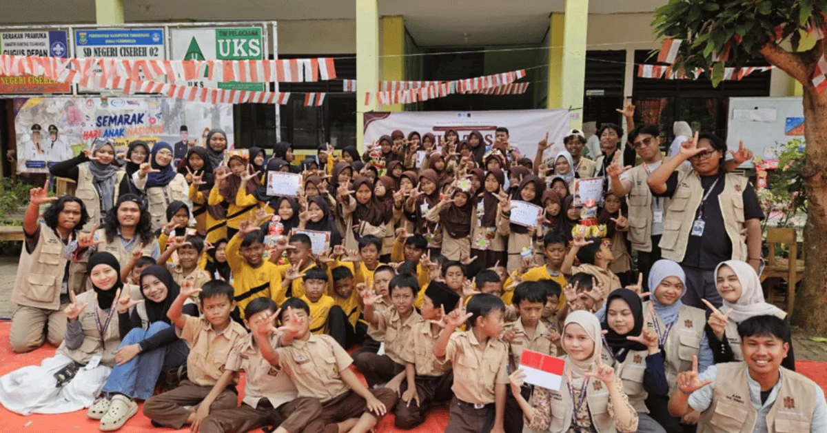 Dari Satu Buku, Tumbuh Seribu Wawasan: KKN 301 TESA Dorong Literasi Anak Cisereh