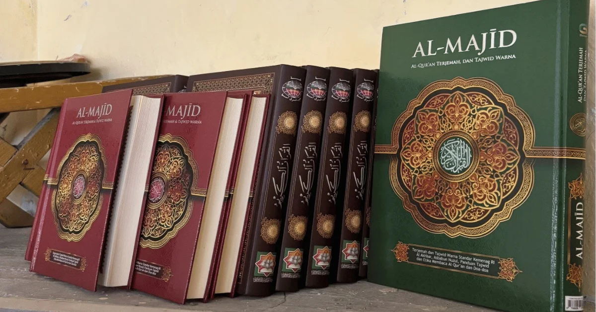 KKN 144 SYNARA UIN Jakarta Salurkan 149 Al-Qur’an ke Sejumlah Masjid dan Mushola di Desa Ciasmara