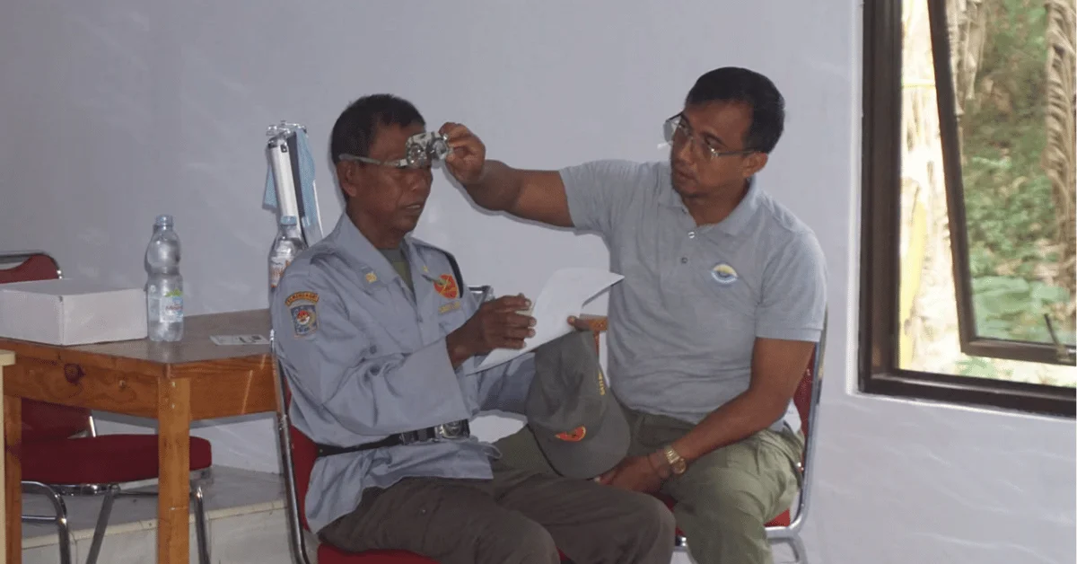 Berbagi Penglihatan, Menebar Kepedulian: KKN 294 Svarnabhumi UIN Jakarta dan YAMI Gelar Pemeriksaan Mata Gratis di Desa Sindang Jaya