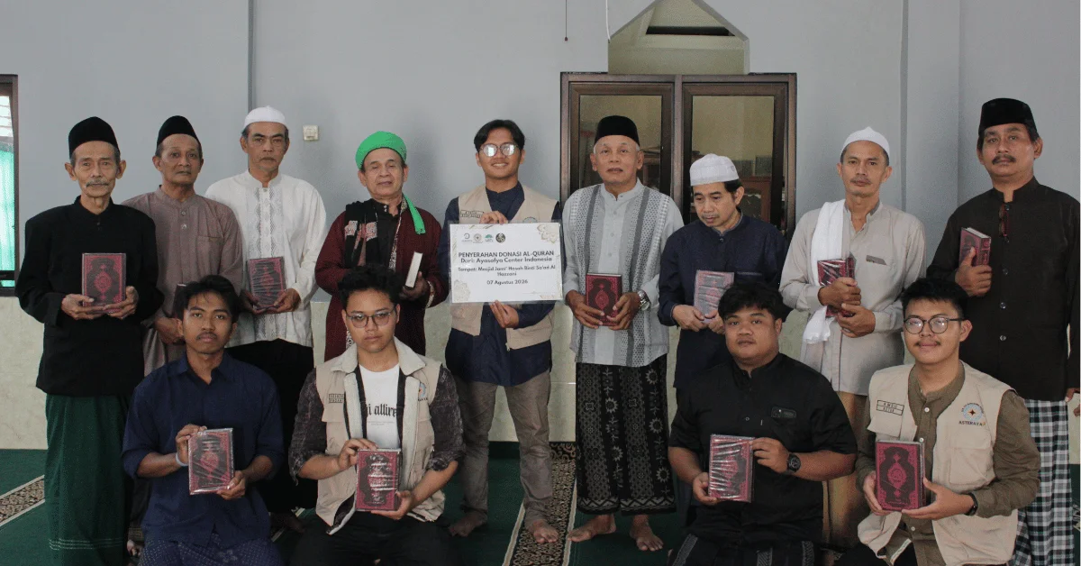 Terima Donasi Al-Qur’an dari Ayasofya Center Indonesia, KKN 170 Asteraya UIN Jakarta Salurkan ke Masjid di Bogor