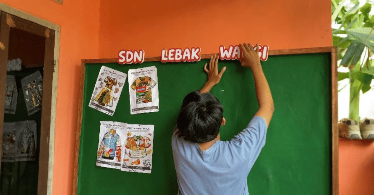 Jejak Karya untuk Sekolah, KKN 261 Bakti Nayaka UIN Jakarta Tutup Pengabdian dengan Mading Kenangan di SDN Lebak Wangi