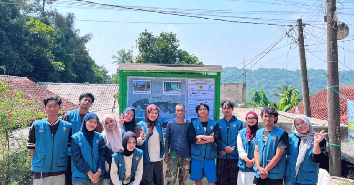 Dari Pemetaan hingga Ukiran Kayu, KKN 204 Karacak Hadirkan Sarana Informasi Wilayah Desa