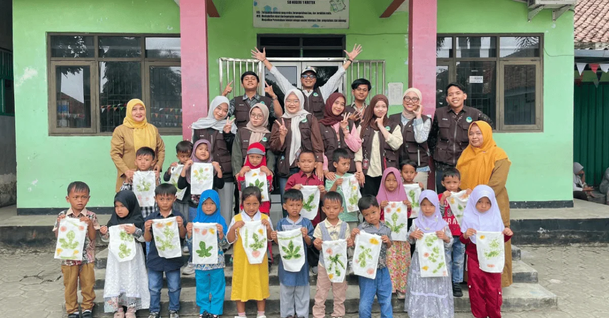 Manfaatkan Daun di Sekitar, KKN Kolaborasi PTKIN 111 Ajak Anak TK Tunas Mawar Ciptakan Karya Ecoprint