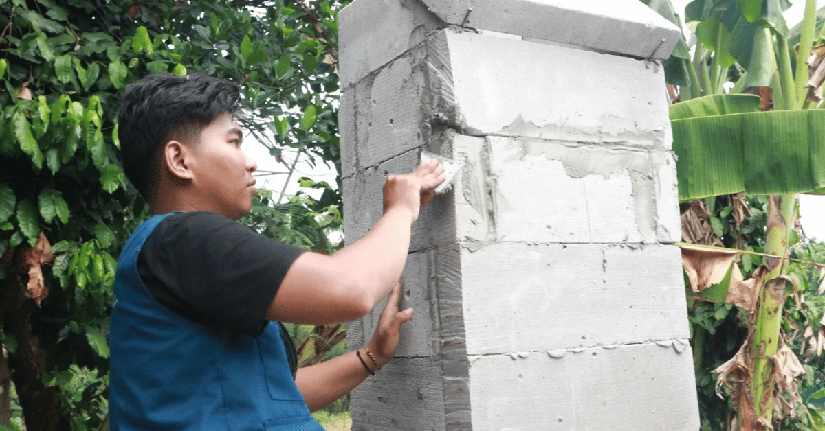 Atasi Persoalan Sampah, KKN Iswara 199 Gandeng Pemuda Desa Iwul Bangun Insinerator
