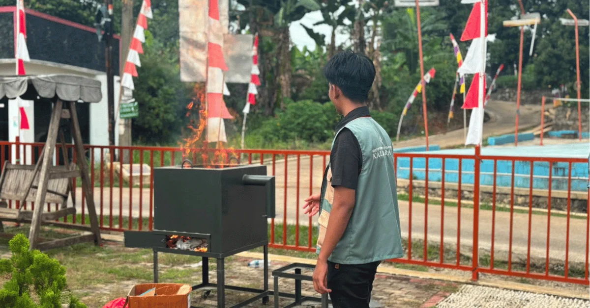 KKN 181 UIN Jakarta Sosialisasikan Alat Pembakaran Sampah, Buka Ruang Diskusi Pengelolaan Sampah di Desa Babakan
