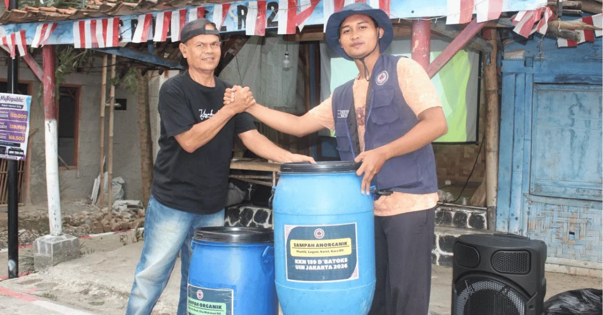 KKN 159 D’Batoks UIN Jakarta Hadirkan Bank Sampah untuk Atasi Sampah di Sungai Desa Cibatok 2