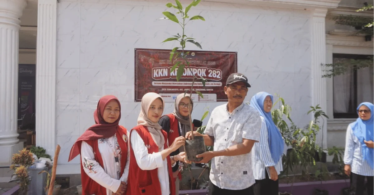 KKN Altavera 282 UIN Jakarta Tanam 20 Bibit Tanaman di Desa Rancabuaya