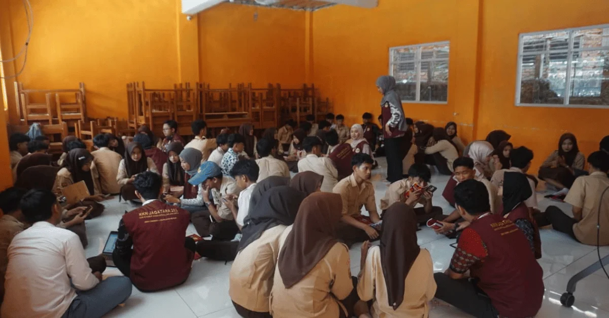 Bekal Berkarya di Era Digital, Mahasiswa KKN 202 Jagatara UIN Jakarta Edukasi Siswa SMA PGRI Leuwiliang tentang CV, Remote Work, dan Desain Grafis