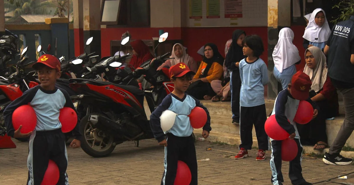 Tanamkan Semangat Nasionalisme, KKN 309 Revolusioner Gelar Lomba HUT RI di SDN Kalapadua 01