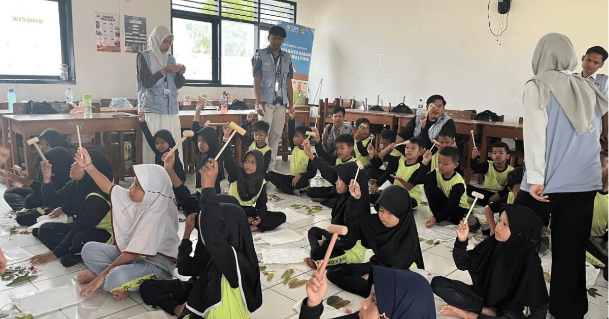 KKN 243 Swaraksha UIN Jakarta Ajak Siswa SDN Pondok Jengkol Sulap Dedaunan Jadi Karya Ecoprint