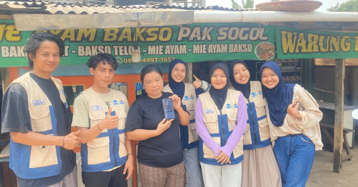 Dari Tunai ke Digital, KKN 180 Altasena Dampingi UMKM Desa Pabuaran Gunakan QRIS