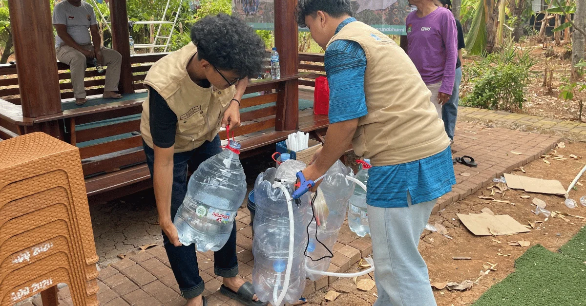 Ubah Galon Bekas Jadi Media Budidaya, KKN Karuna Bhumi 240 UIN Jakarta Dampingi Warga Cihuni