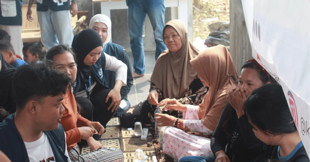 Workshop Ecobrick, KKN Cakraya 246 UIN Jakarta Ajak Masyarakat Desa Caringin Kelola Sampah Plastik